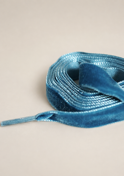 Ruban en velours bleu pétrole